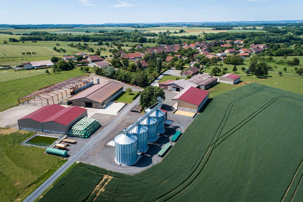 Installation Agriconsult 4 silo à fond plat élévateur et manutention 100 T:h boisseau de chargement vue aérienne