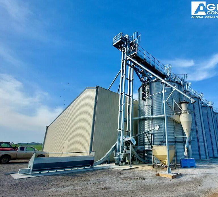 installation Agriconsult ciel bleu silos à fond plat fosse hors-sol cyclone et bâtiment photovoltaïque