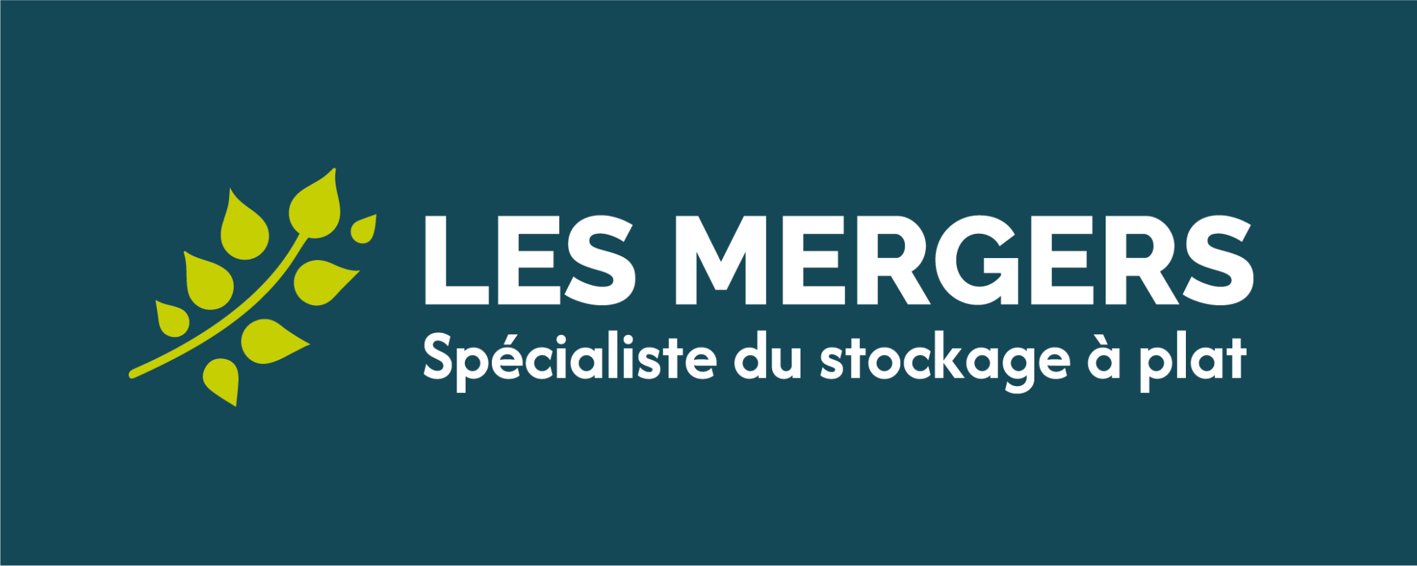 Le stockage à plat sous bâtiment consiste à entreposer en vrac les céréales, oléagineux, protéagineux, fourrages ou foin sur une surface plane protégée. Cette solution sécurise les récoltes contre l’humidité, les nuisibles et les intempéries, tout en optimisant l’espace et la qualité de conservation.