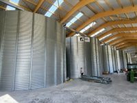 5 silos fond plat sans oit en intérieur avec planchers perforés dans batiment agriconsult