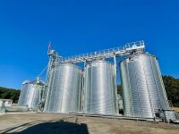 3 silos à fond plat extérieurs avec cellule sécheuse Sukup