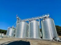 3 silos à fond plat extérieurs avec cellule sécheuse Sukup 3 silos à fond plat extérieurs avec cellule sécheuse Sukup