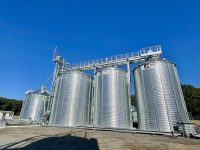 3 silos à fond plat extérieurs avec cellule sécheuse Sukup 3 silos à fond plat extérieurs avec cellule sécheuse Sukup