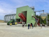 installation clé en main Agriconsult ciel bleu extérieur bâtiment photovoltaïque tracteur John Deere déchargement benne boisseau céréales grains silos cellules fond conique installation clé en main Agriconsult ciel bleu extérieur bâtiment photovoltaïque tracteur John Deere déchargement benne boisseau céréales grains silos cellules fond conique