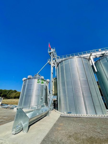 cellule sécheuse sukup agriconsult extérieure et 3 silos à fond plat en suisse